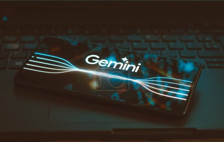 Foto de 6 de diciembre de 2023, Brasil. En esta ilustración fotográfica, el logotipo de Google Gemini se muestra en la pantalla de un teléfono inteligente. La herramienta fue lanzada por Google como su nuevo modelo de inteligencia artificial multimodal (IA) - Imagen libre de derechos