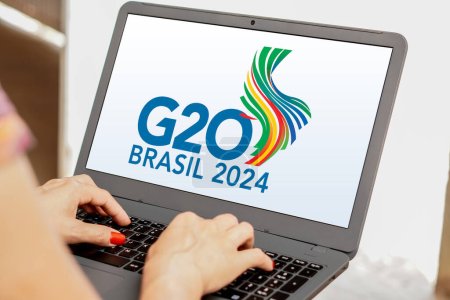 Téléchargez les photos : 9 décembre 2023, Brésil. Dans cette illustration photo, le logo du Sommet du G20 au Brésil 2024 est affiché sur un écran d'ordinateur portable - en image libre de droit