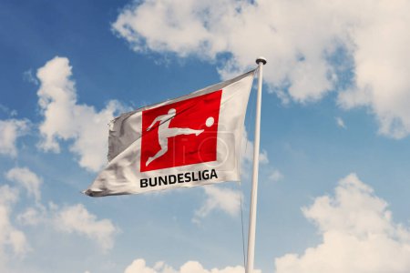 Foto de 8 de diciembre de 2023, Brasil. En esta foto ilustración la Bundesliga pronto aparece en una bandera. Es una liga de fútbol profesional en Alemania, organizada por la Deutsche Fuball Liga. - Imagen libre de derechos