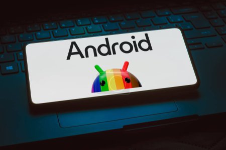 Foto de 13 de diciembre de 2023, Brasil. En esta ilustración fotográfica, el logotipo de Android se muestra en la pantalla de un teléfono inteligente - Imagen libre de derechos