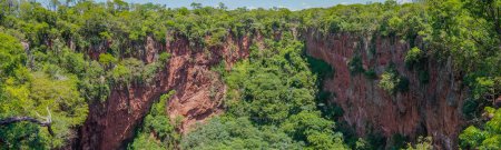 Téléchargez les photos : 13 décembre 2023, Brésil. Image panoramique du gouffre Buraco das Araras, dans la ville de Jardim, dans le Pantanal du Mato Grosso do Sul. Buraco das Araras est l'un des plus grands puits dans le monde, à environ 100 mètres de profondeur et 500 mètres i - en image libre de droit