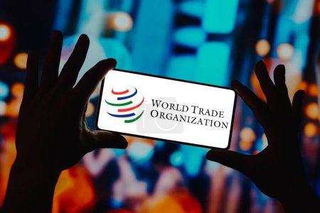 Foto de 16 de diciembre de 2023, Brasil. En esta ilustración fotográfica, el logotipo de la Organización Mundial del Comercio (OMC) se muestra en la pantalla de un smartphone - Imagen libre de derechos