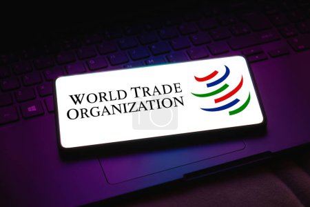 Téléchargez les photos : 16 décembre 2023, Brésil. Dans cette illustration photo, le logo de l'Organisation mondiale du commerce (OMC) est affiché sur un écran de téléphone intelligent. - en image libre de droit