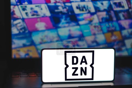 Téléchargez les photos : 16 décembre 2023, Brésil. Dans cette illustration photo, le logo DAZN est affiché sur un écran de smartphone - en image libre de droit