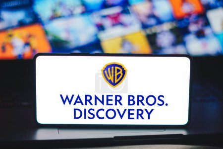 Téléchargez les photos : 16 décembre 2023, Brésil. Sur cette photo, la Warner Bros. Le logo Discovery est affiché sur un écran de smartphone - en image libre de droit