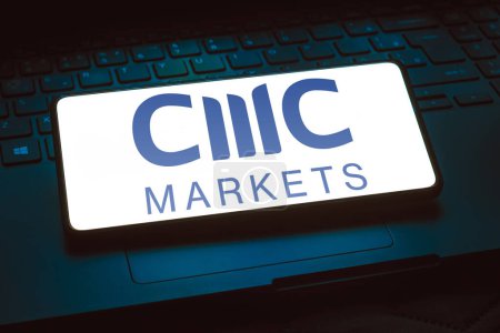 Foto de 18 de diciembre de 2023, Brasil. En esta ilustración fotográfica, el logotipo de CMC Markets se muestra en la pantalla de un teléfono inteligente - Imagen libre de derechos