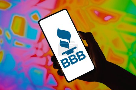 Téléchargez les photos : 22 décembre 2023, Brésil. Dans cette illustration photo, le logo du Better Business Bureau (BBB) est affiché sur un écran de téléphone intelligent. - en image libre de droit