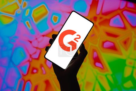 Foto de 22 de diciembre de 2023, Brasil. En esta ilustración fotográfica, el logotipo de G2 se muestra en la pantalla de un teléfono inteligente - Imagen libre de derechos