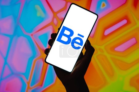 Foto de 22 de diciembre de 2023, Brasil. En esta ilustración fotográfica, el logotipo de Behance se muestra en la pantalla de un teléfono inteligente - Imagen libre de derechos