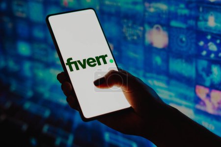 Foto de 22 de diciembre de 2023, Brasil. En esta ilustración fotográfica, el logotipo de Fiverr se muestra en la pantalla de un teléfono inteligente - Imagen libre de derechos