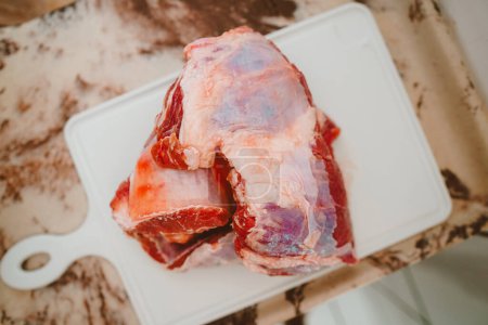 Foto de La carne roja tiene una gran cantidad de vitaminas del complejo B, E, K y zinc, hierro, proteínas. Además, es una fuente de fósforo, potasio, magnesio y selenio - Imagen libre de derechos