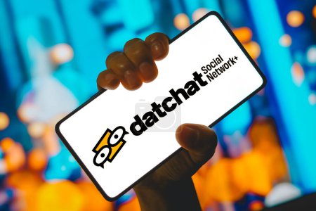 Foto de 27 de diciembre de 2023, Brasil. En esta ilustración fotográfica, el logotipo DatChat - Social Network + se muestra en la pantalla de un teléfono inteligente - Imagen libre de derechos