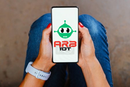 Foto de 27 de diciembre de 2023, Brasil. En esta ilustración fotográfica, el logotipo de ARB IOT Group Limited se muestra en la pantalla de un teléfono inteligente - Imagen libre de derechos