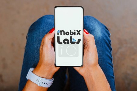 Foto de 27 de diciembre de 2023, Brasil. En esta ilustración fotográfica, el logotipo de Mobix Labs se muestra en la pantalla de un teléfono inteligente - Imagen libre de derechos