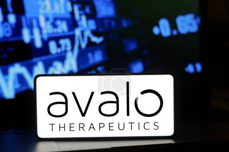 Foto de 30 de diciembre de 2023, Brasil. En esta ilustración fotográfica, el logotipo de Avalo Therapeutics, Inc. se muestra en la pantalla de un teléfono inteligente - Imagen libre de derechos