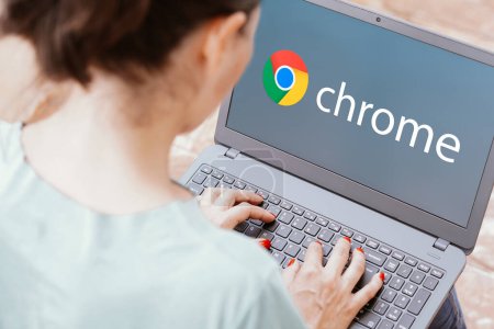 Foto de 6 de enero de 2024, Brasil. En esta ilustración de la foto, el logotipo de Google Chrome se muestra en una pantalla del ordenador portátil - Imagen libre de derechos