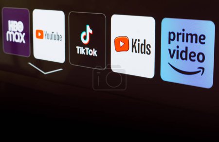 Téléchargez les photos : 8 janvier 2024, Brésil. Dans cette illustration photo, le logo HBO Max, YouTube, TikTok, YouTube Kids et Amazon Prime Video est affiché sur un écran de télévision.. - en image libre de droit