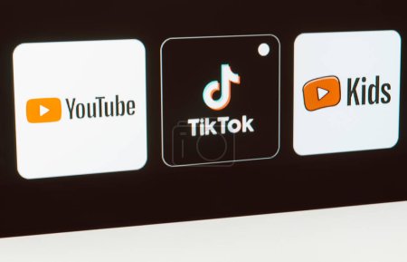 Téléchargez les photos : 8 janvier 2024, Brésil. Sur cette photo, le logo YouTube, TikTok, YouTube Kids est affiché sur un écran de télévision.. - en image libre de droit