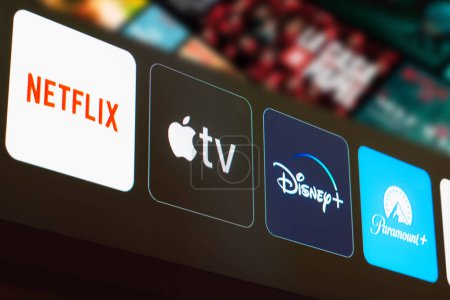 Foto de 8 de enero de 2024, Brasil. En esta ilustración fotográfica, el logotipo de Netflix, Apple TV, Disney Plus y Paramount Plus se muestra en una pantalla de TV.. - Imagen libre de derechos