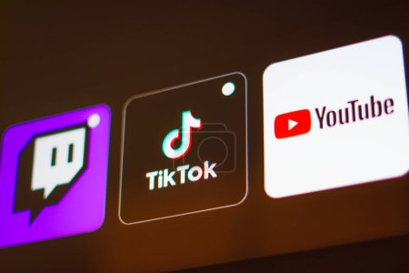 Foto de 8 de enero de 2024, Brasil. En esta ilustración fotográfica, el logotipo de TikTok, Twitch y YouTube se muestra en una pantalla de TV - Imagen libre de derechos