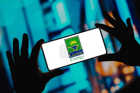 Foto de 10 de enero de 2024, Brasil. En esta ilustración fotográfica, el logotipo de Genie Energy se muestra en la pantalla de un teléfono inteligente - Imagen libre de derechos