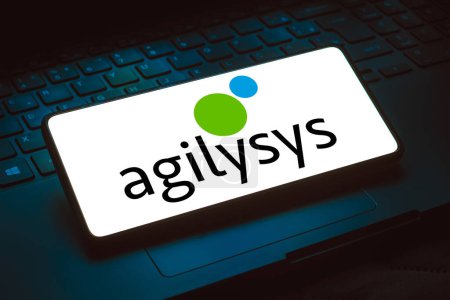 Foto de 10 de enero de 2024, Brasil. En esta ilustración fotográfica, el logotipo de Agilysys Inc. se muestra en la pantalla de un teléfono inteligente - Imagen libre de derechos