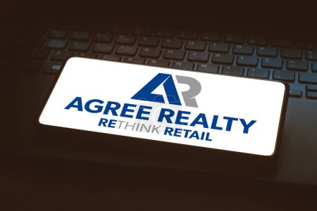 Foto de 15 de enero de 2024, Brasil. En esta ilustración fotográfica, el logotipo de Agree Realty Corporation se muestra en la pantalla de un teléfono inteligente - Imagen libre de derechos