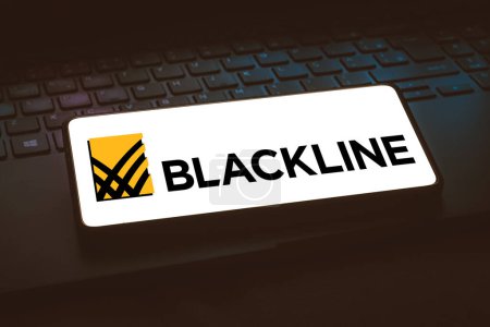 Téléchargez les photos : 18 janvier 2024, Brésil. Dans cette illustration photo, le logo BlackLine Systems, Inc. est affiché sur un écran de téléphone intelligent. - en image libre de droit