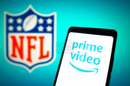 Foto de 23 de enero de 2024, Brasil. En esta ilustración de la foto, el logotipo de Amazon Prime Video se muestra en una pantalla de teléfono inteligente y el logotipo de la Liga Nacional de Fútbol (NFL) en el fondo - Imagen libre de derechos