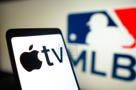 Téléchargez les photos : 23 janvier 2024, Brésil. Dans cette illustration photo, le logo Apple TV est affiché sur un écran de smartphone et le logo de la Ligue majeure de baseball (MLB) en arrière-plan. - en image libre de droit