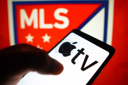 Foto de 23 de enero de 2024, Brasil. En esta ilustración fotográfica, el logotipo del Apple TV se muestra en la pantalla de un teléfono inteligente y el logotipo de la Major League Soccer (MLS) en el fondo. - Imagen libre de derechos