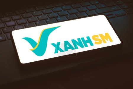 Téléchargez les photos : 24 janvier 2024, Brésil. Dans cette illustration photo, le logo Xanh SM (Green and Smart Mobility GSM) est affiché sur un écran de smartphone.. - en image libre de droit