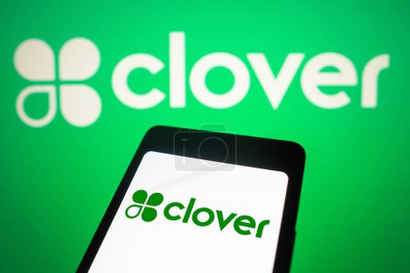 Foto de 25 de enero de 2024, Brasil. En esta ilustración fotográfica, el logotipo de Clover Network se muestra en la pantalla de un teléfono inteligente - Imagen libre de derechos