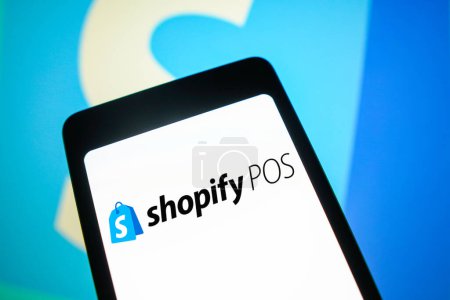 Foto de 26 de enero de 2024, Brasil. En esta ilustración fotográfica, el logotipo Shopify POS se muestra en la pantalla de un teléfono inteligente - Imagen libre de derechos
