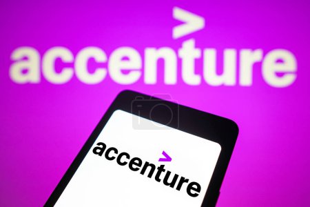 Foto de 4 de febrero de 2024, Brasil. En esta ilustración fotográfica, el logotipo de Accenture se muestra en la pantalla de un smartphone y en el fondo - Imagen libre de derechos