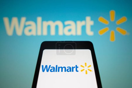 Téléchargez les photos : 4 février 2024, Brésil. Dans cette illustration photo, le logo de Walmart, Inc. est affiché sur un écran de téléphone intelligent et en arrière-plan. - en image libre de droit