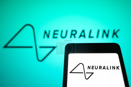 Foto de 4 de febrero de 2024, Brasil. En esta ilustración fotográfica, el logotipo de Neuralink se muestra en la pantalla de un teléfono inteligente y en el fondo - Imagen libre de derechos
