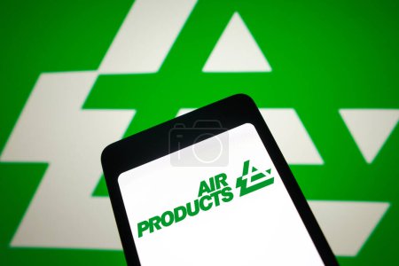 Foto de 6 de febrero de 2024, Brasil. En esta ilustración fotográfica, el logotipo de Air Products se muestra en la pantalla de un teléfono inteligente y en el fondo - Imagen libre de derechos