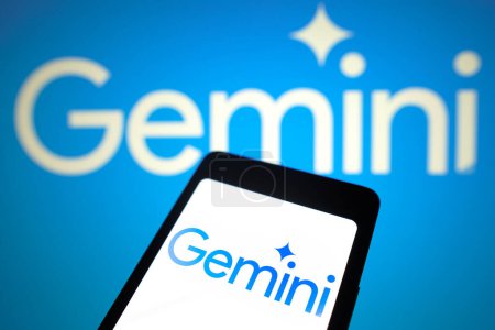 Foto de 6 de febrero de 2024, Brasil. En esta ilustración fotográfica, el logotipo de Google Gemini (Bard) se muestra en la pantalla de un teléfono inteligente y en el fondo - Imagen libre de derechos