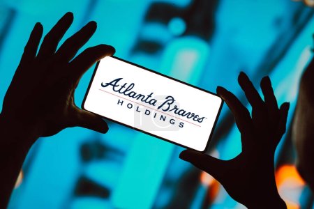 Foto de 8 de febrero de 2024, Brasil. En esta ilustración fotográfica, el logotipo de Atlanta Braves Holdings se muestra en la pantalla de un teléfono inteligente - Imagen libre de derechos