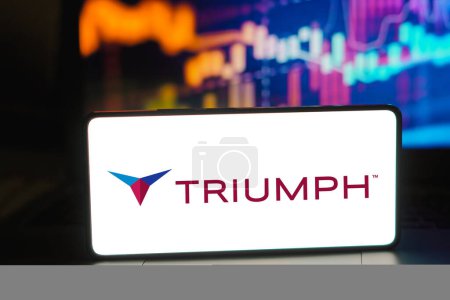 Foto de 8 de febrero de 2024, Brasil. En esta ilustración fotográfica, el logotipo de Triumph Group se muestra en la pantalla de un teléfono inteligente - Imagen libre de derechos