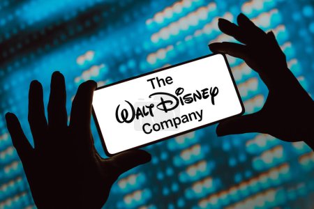 Téléchargez les photos : 12 février 2024, Brésil. Dans cette illustration photo, le logo de Walt Disney Company est affiché sur un écran de smartphone. - en image libre de droit