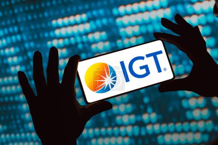 Foto de 12 de febrero de 2024, Brasil. En esta ilustración fotográfica, el logotipo de International Game Technology (IGT) se muestra en la pantalla de un teléfono inteligente - Imagen libre de derechos