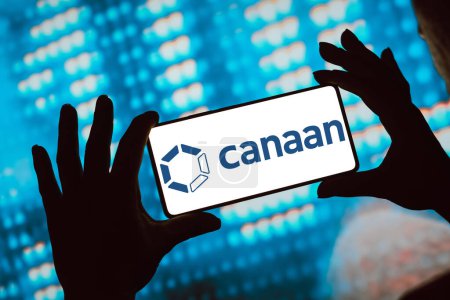 Foto de 13 de febrero de 2024, Brasil. En esta ilustración fotográfica, el logotipo de Canaan Inc. se muestra en la pantalla de un teléfono inteligente - Imagen libre de derechos