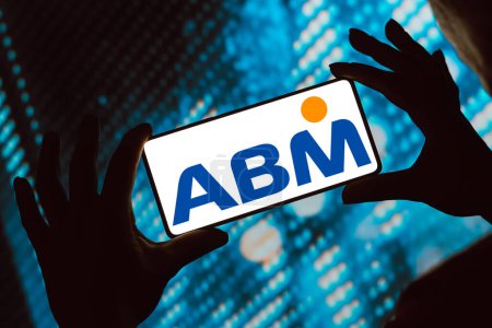 Foto de 13 de febrero de 2024, Brasil. En esta ilustración fotográfica, el logotipo de ABM Industries Incorporated se muestra en la pantalla de un smartphone - Imagen libre de derechos