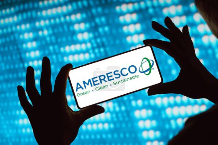 Téléchargez les photos : 14 février 2024, Brésil. Dans cette illustration photo, le logo Ameresco, Inc. est affiché sur un écran de téléphone intelligent - en image libre de droit