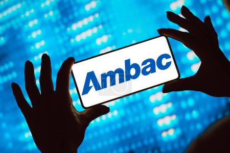 Téléchargez les photos : 24 février 2024, Brésil. Dans cette illustration photo, le logo d'Ambac Financial Group, Inc. est affiché sur un écran de téléphone intelligent. - en image libre de droit