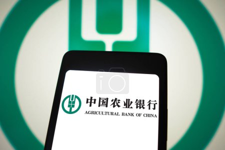 Foto de 24 de febrero de 2024, Brasil. En esta ilustración fotográfica, el logotipo del Banco Agrícola de China (ABC) se muestra en la pantalla de un teléfono inteligente y en el fondo - Imagen libre de derechos