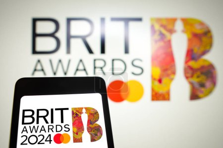 Téléchargez les photos : 28 février 2024, Brésil. Dans cette illustration photo, le logo des Brit Awards est affiché sur un écran de smartphone et en arrière-plan. - en image libre de droit