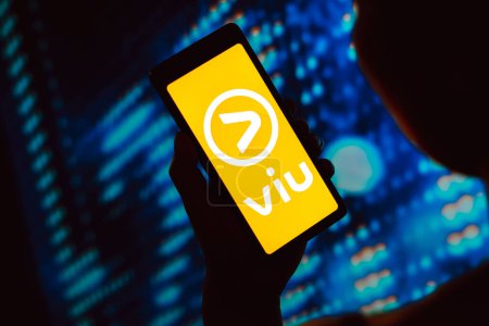 Foto de 1 de marzo de 2024, Brasil. En esta ilustración fotográfica, el logotipo de Viu se muestra en la pantalla de un teléfono inteligente - Imagen libre de derechos